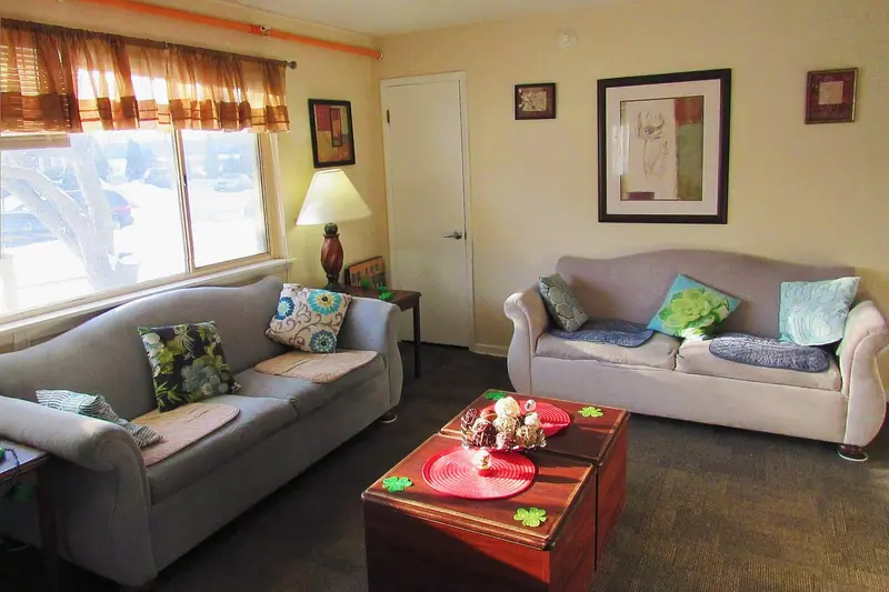 Senior living living room at Adava Care Fardale in Milwaukee, WI