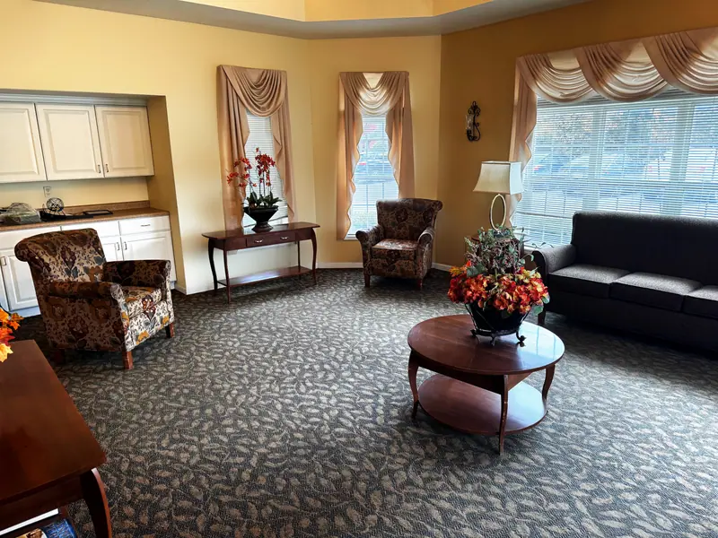 Assisted living living room at Adava Care Glendale in Glendale, WI