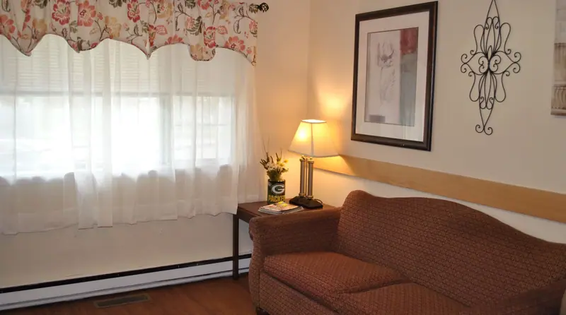 Assisted living living room at Adava Care Magnolia in Milwaukee, WI