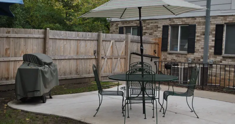 Assisted living outdoor space at Adava Care Magnolia in Milwaukee, WI