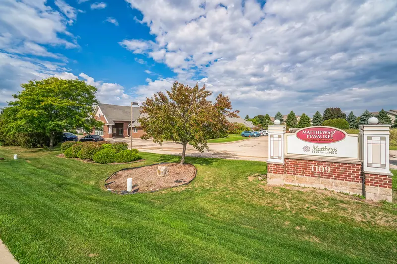 Outdoor grounds and entrance at Adava Care Pewaukee in Pewaukee, WI