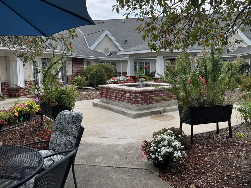 Outdoor courtyard at Adava Care Pewaukee senior living in Pewaukee, WI