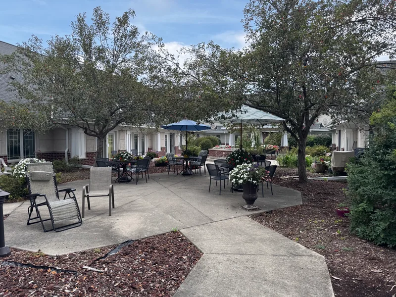 Outdoor courtyard garden at Adava Care Pewaukee in Pewaukee, WI